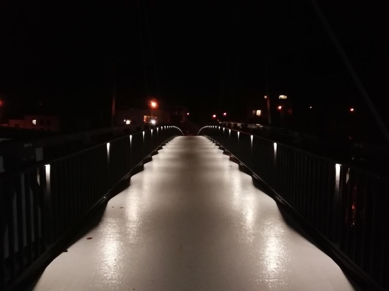 Für einen sicheren Übergang –auch in den Abendstunden – sorgen LEDs im Handlauf. Im mittleren Teil der Brücke schaffen Schwingungstilger eine leichte Dämpfung, sodass beim Laufen keine unangenehmen Vibrationen entstehen. Quelle: PML